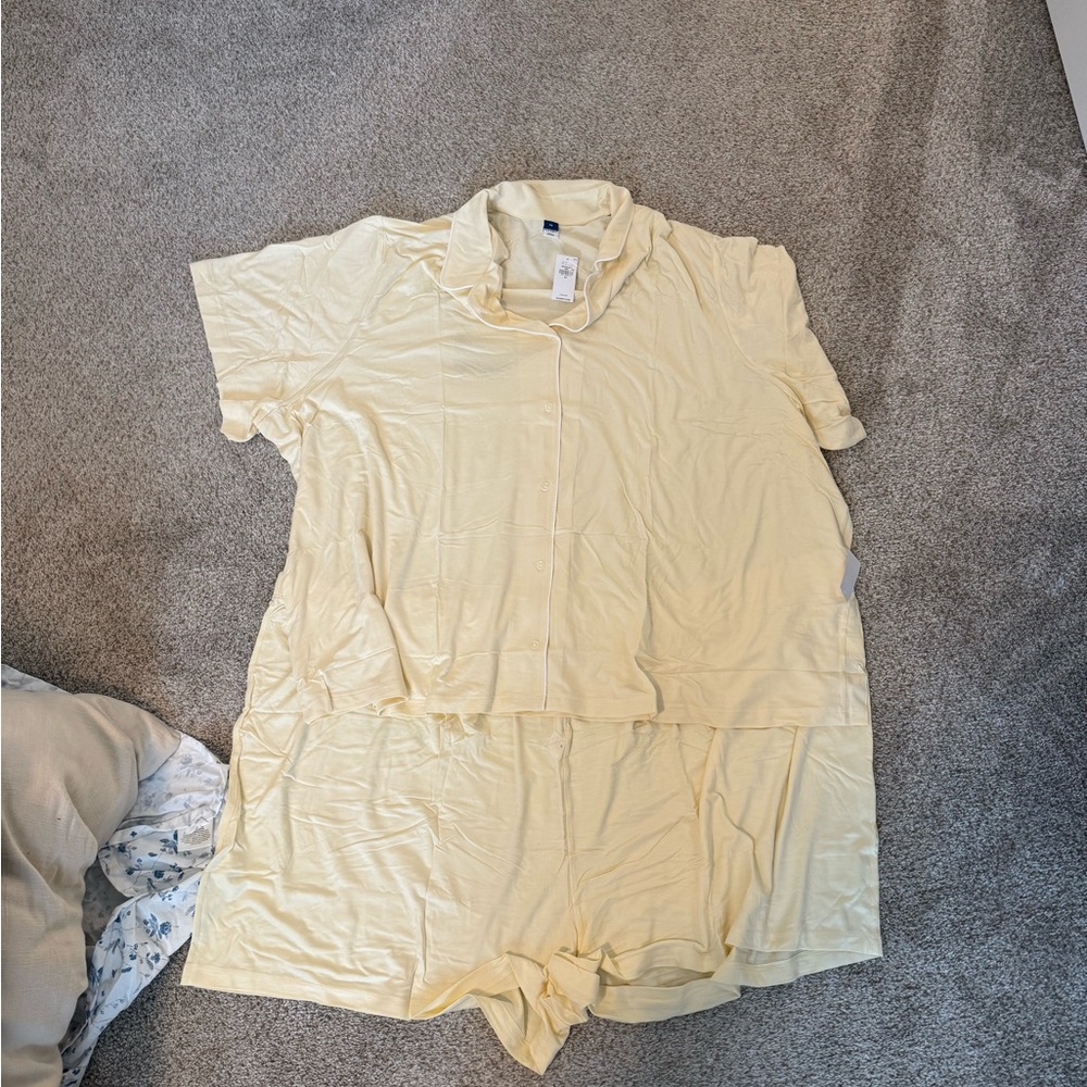 Old Navy yellow Pajama set